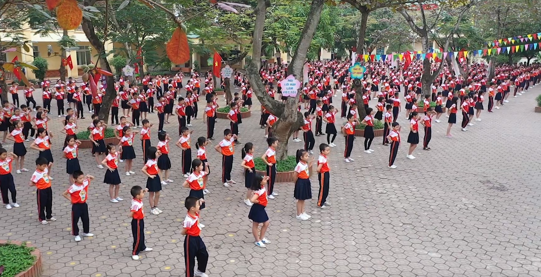 Trường Tiểu Học Hưng Dũng 1 Nhảy Flashmob Chiến Binh Xanh Bảo Vệ Môi Trường