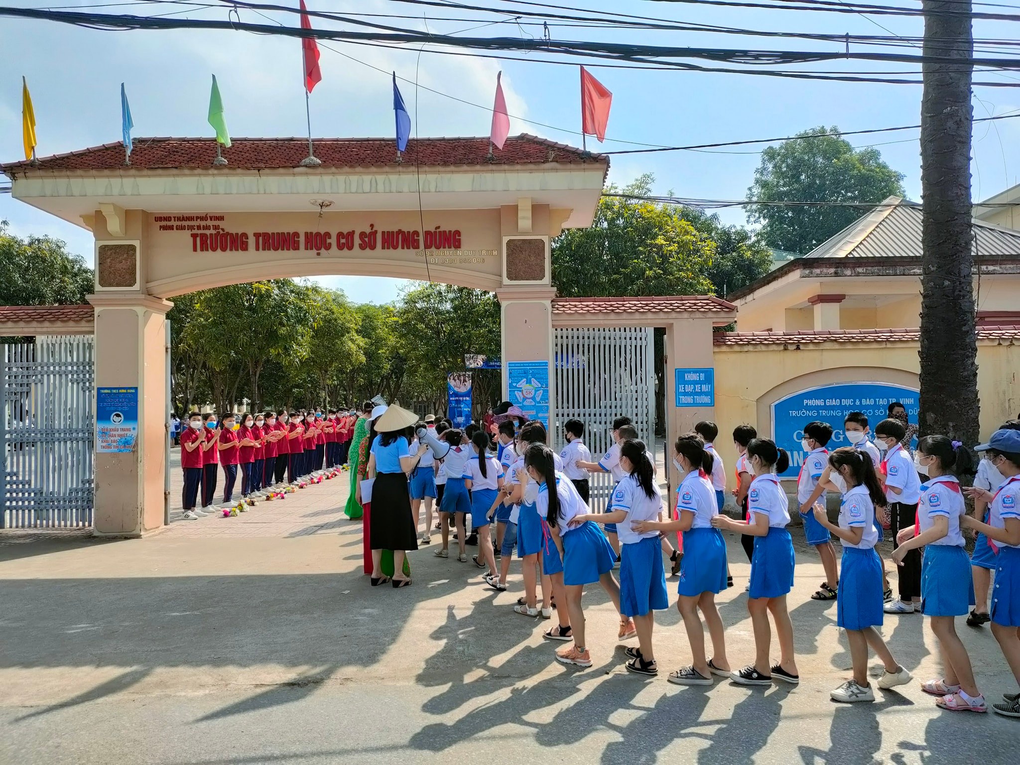 các em học sinh lớp 5 Trường Tiểu học Hưng  Dũng 1 tham quan trường THCS Hưng Dũng